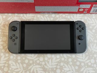 Nintendo Switch + Mario Kart 8 Deluxe + extras