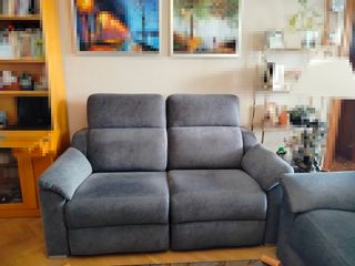 Sofás grises con reposapiés reclinables