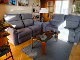 Sofás grises con reposapiés reclinables