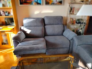 Sofás grises con reposapiés reclinables