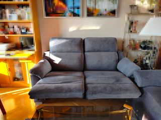 Sofás grises con reposapiés reclinables