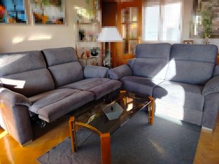 Sofás grises con reposapiés reclinables