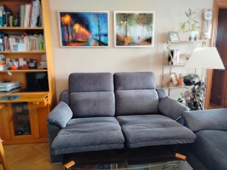 Sofás grises con reposapiés reclinables