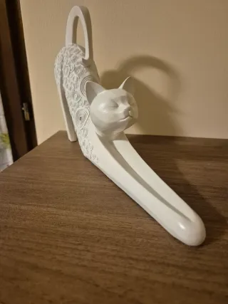Statua gatto bianco che si stiracchia