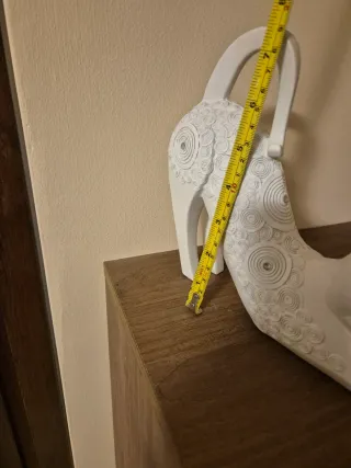 Statua gatto bianco che si stiracchia