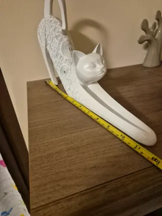 Statua gatto bianco che si stiracchia