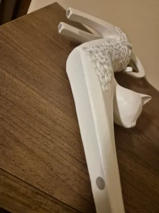 Statua gatto bianco che si stiracchia