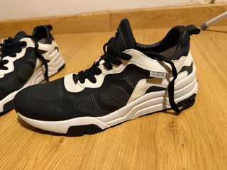 Zapatillas Guess Talla 45 Negras y Blancas