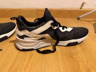 Zapatillas Guess Talla 45 Negras y Blancas