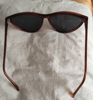 Gafas de sol marrones y negras