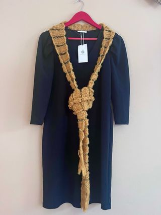 Vestido negro talla S/M y regalo foulard dorado