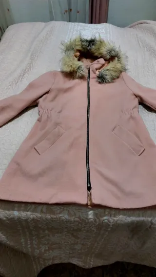 Chaqueta rosa con capucha y pelo
