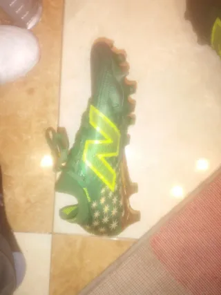 Zapatos de fútbol verdes y amarillos