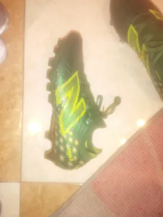 Zapatos de fútbol verdes y amarillos