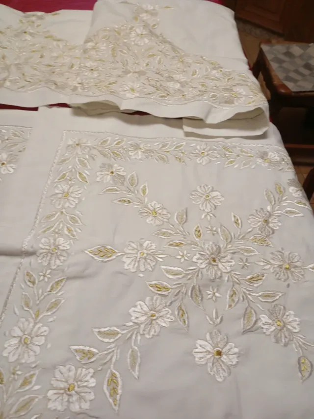 Juego de cama lino misto bordado oro y blanco