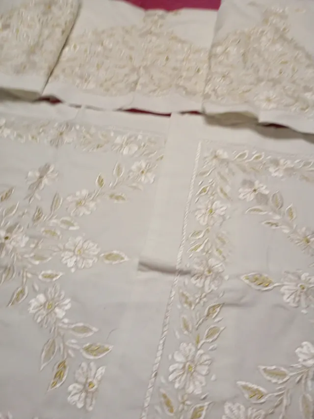 Juego de cama lino misto bordado oro y blanco