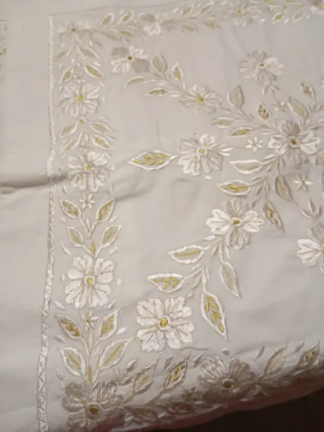 Juego de cama lino misto bordado oro y blanco