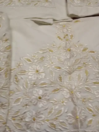 Juego de cama lino misto bordado oro y blanco