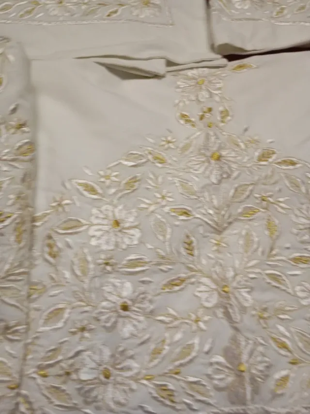 Juego de cama lino misto bordado oro y blanco