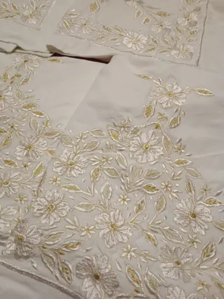 Juego de cama lino misto bordado oro y blanco