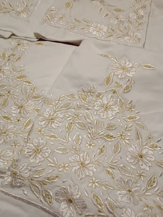 Juego de cama lino misto bordado oro y blanco