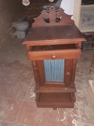 Mesita de noche antigua de madera
