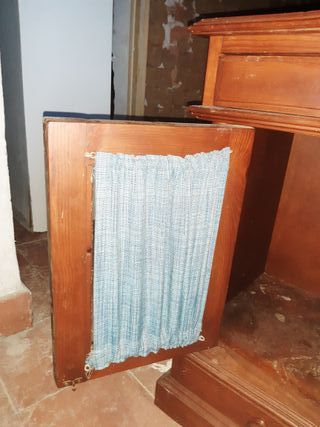 Mesita de noche antigua de madera