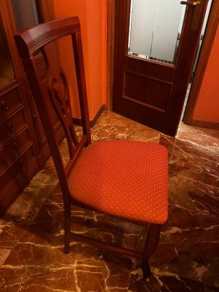 Mesa de salón con 6 sillas. Abierta mide 232 cm.