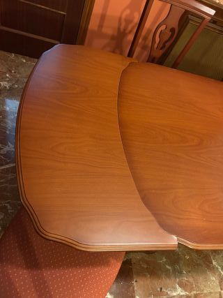 Mesa de salón con 6 sillas. Abierta mide 232 cm.