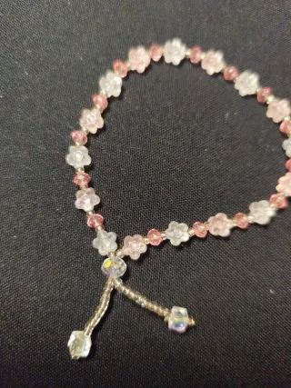 Pulsera de flores rosa y blanca