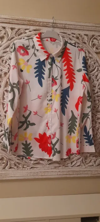Camisa fondo color blanco con  estampado de flores