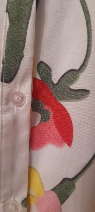 Camisa fondo color blanco con  estampado de flores