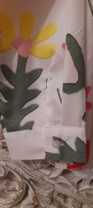 Camisa fondo color blanco con  estampado de flores