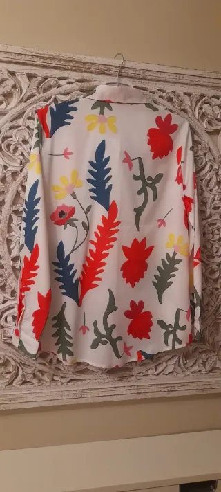 Camisa fondo color blanco con  estampado de flores