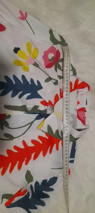 Camisa fondo color blanco con  estampado de flores