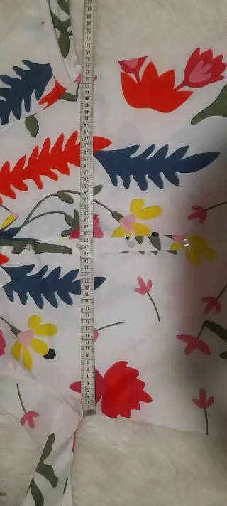 Camisa fondo color blanco con  estampado de flores