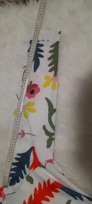 Camisa fondo color blanco con  estampado de flores