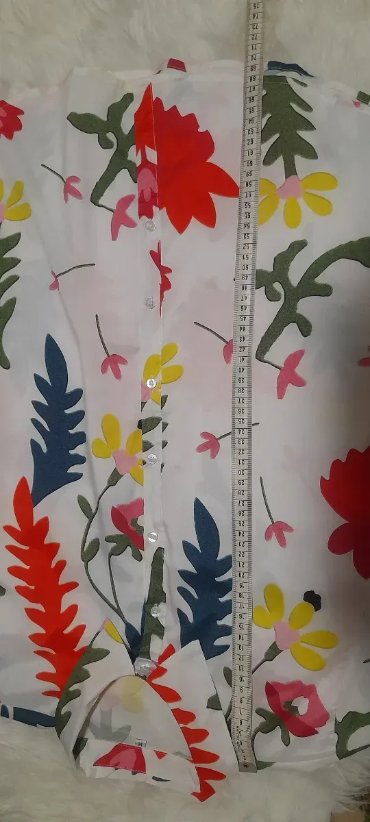 Camisa fondo color blanco con  estampado de flores