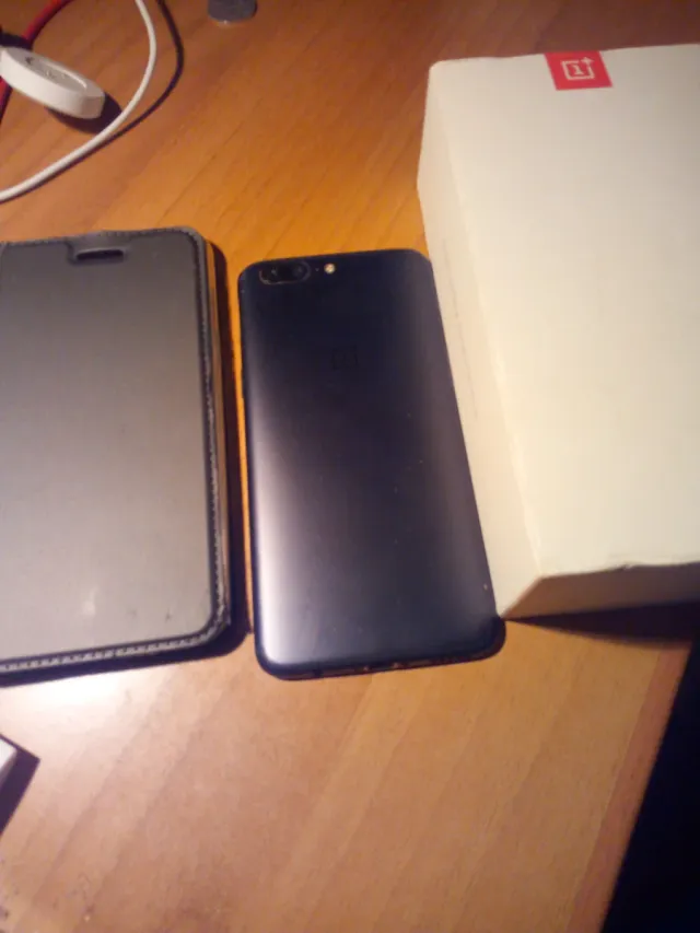 OnePlus 5 nero completo di scatola e accessori