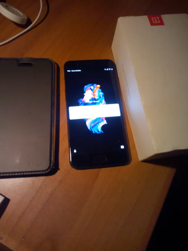 OnePlus 5 nero completo di scatola e accessori
