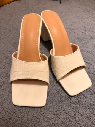 Sandalias blancas tacón cuadrado