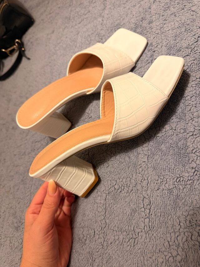 Sandalias blancas tacón cuadrado