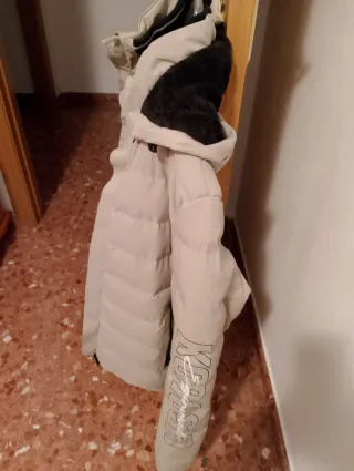 Abrigo beige con capucha y forro negro