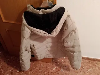 Abrigo beige con capucha y forro negro