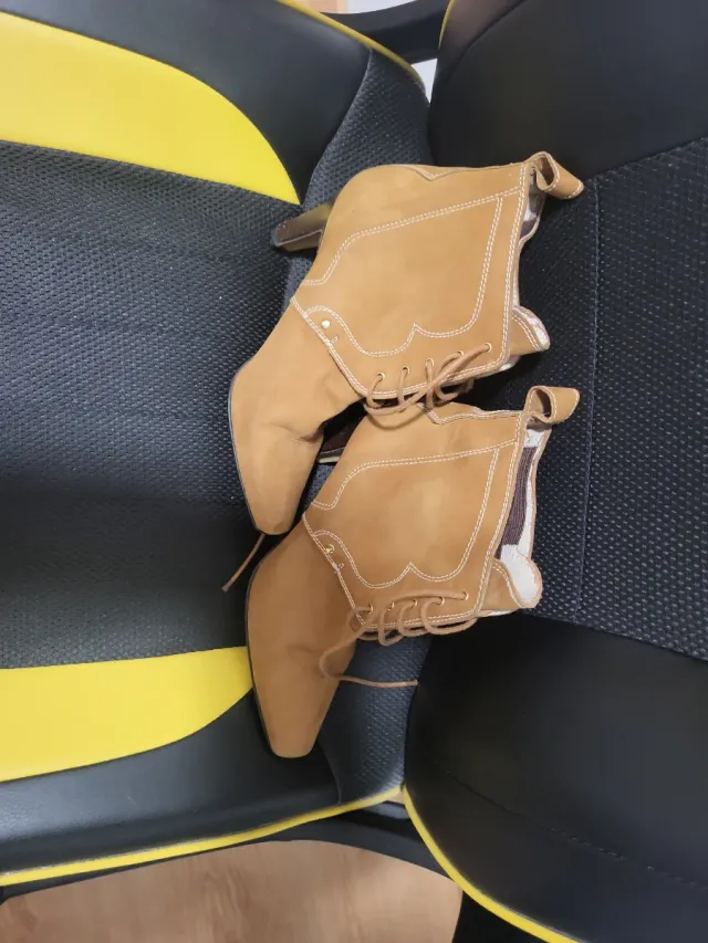 Botines de ante con cordones