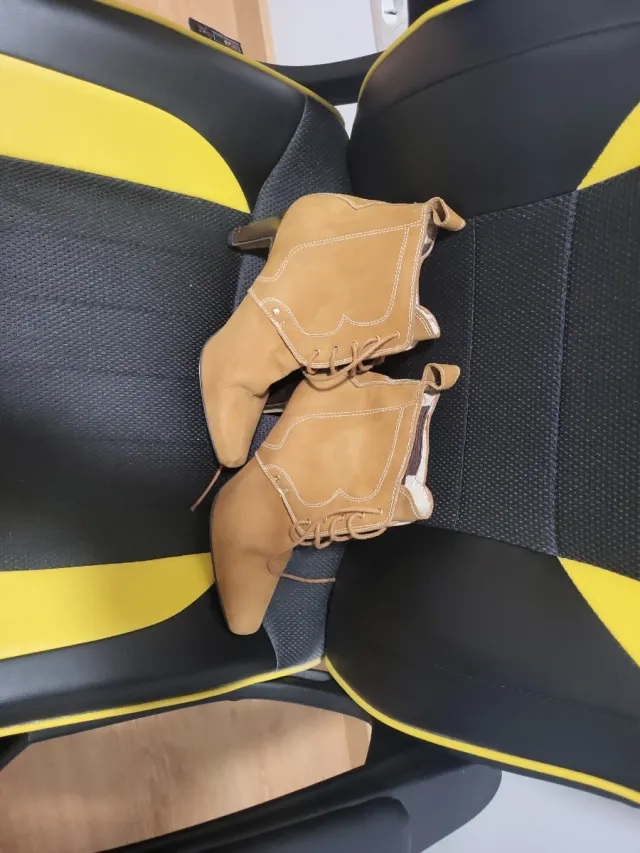 Botines de ante con cordones