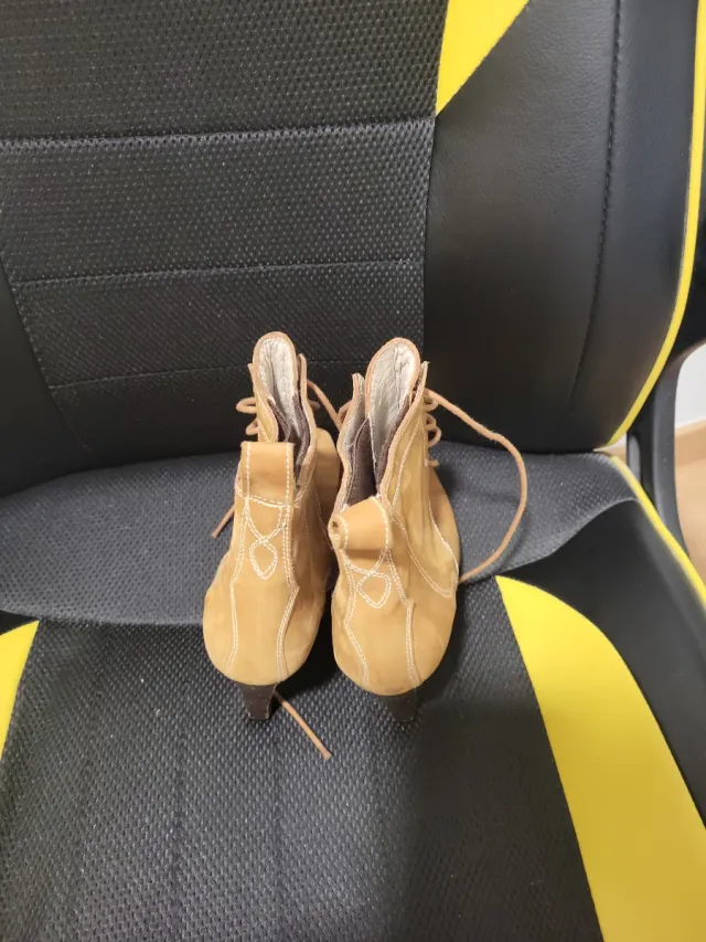 Botines de ante con cordones