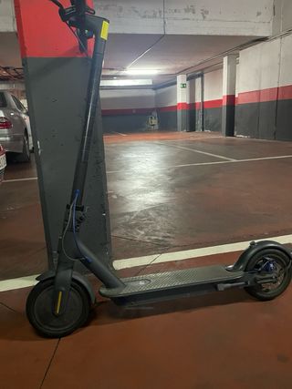 Patinete eléctrico Xiaomi con cargador