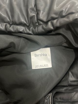 Chaleco acolchado Bershka negro con capucha