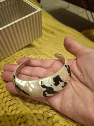 Pulsera nacarada con diseño de manchas